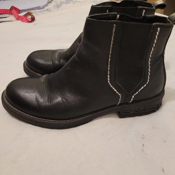 Urban Outfitters black chelsea boot - Picture 4 of 11
